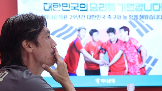 2026 북중미 월드컵 A조 조별리그 3차전에서 남아공에 패해 32강 합류를 위해 다른 조의 결과를 기다리고 있는 한국 축구국가대표팀이 25일(현지시간) 팀 베이스캠프인 멕시코 과달라하라로 돌아와 사포판 치바스 바예 베르데에서 회복훈련을 했다. 훈련에 앞서 가진 기자회견에서 홍명보 감독이 기자의 질문을 듣고 있다. 연합뉴스