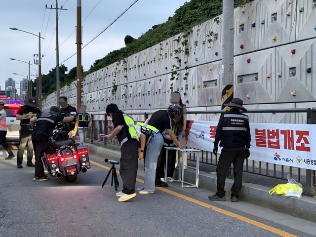 시흥시과 시흥경찰서 등 관계기관의 오토바이 소음 및 불법 개조 단속 모습. 시흥시 제공