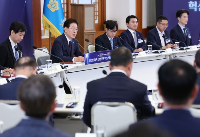이재명 대통령이 26일 청와대에서 열린 '미래신안보 혁신기업 육성전략' 회의에서 발언하고 있다. 연합뉴스