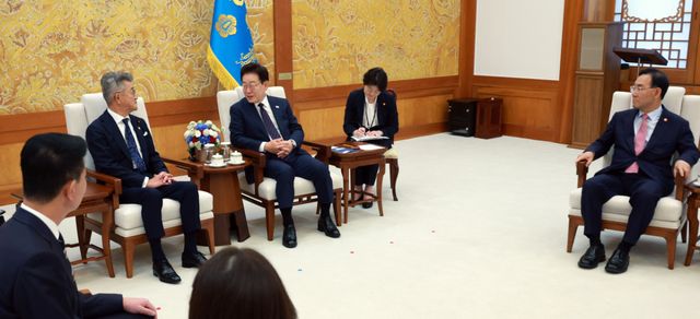 이재명 대통령이 26일 청와대에서 다케다 료타 일한의원연맹 회장을 접견하고 있다. 연합뉴스