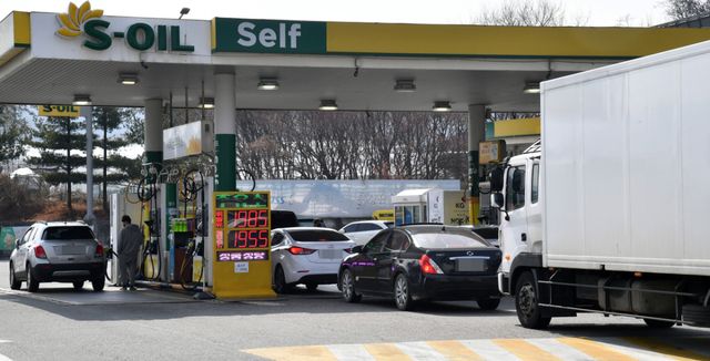 기사의 이해를 돕기 위한 이미지로 직접적 연관은 없습니다. 사진은 경기도내 한 주유소에서 기름을 넣으려는 차량들로 북적이는 모습. 경기일보DB
