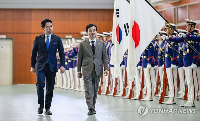안규백 국방부장관이 지난 1월 30일 일본 해상자위대 요코스카총감부에서 고이즈미 신지로 일본 방위상과 함께 의장대 사열하고 있는 모습. 연합뉴스