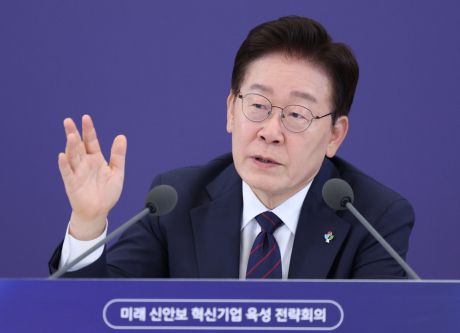 이재명 대통령이 26일 청와대에서 주재한 ‘미래 신안보 혁신기업 육성전략’ 회의에서 발언하고 있다. 연합뉴스