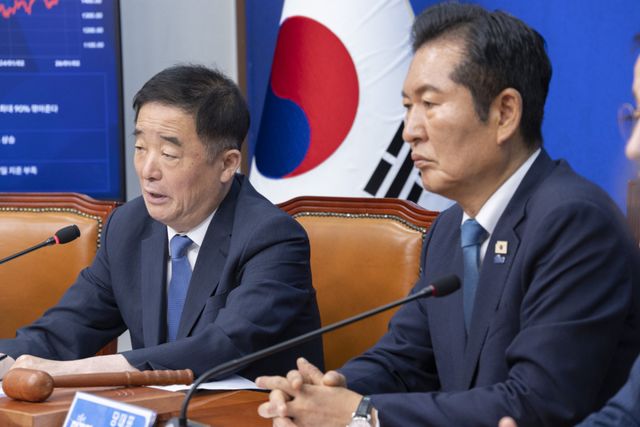 강득구 더불어민주당 최고위원이 24일 국회에서 열린 최고위원회의에서 차기 전당대회 불출마를 밝히며 정청래 대표의 지방선거 결과 평가에 대한 비판 발언을 하고 있다. 정청래 대표는 이날 회의 종료를 앞두고 오는 8월17일 열릴 민주당 전당대회에서 당대표 연임 도전을 밝힌 뒤 대표직 사퇴 의사를 밝혔다. 연합뉴스