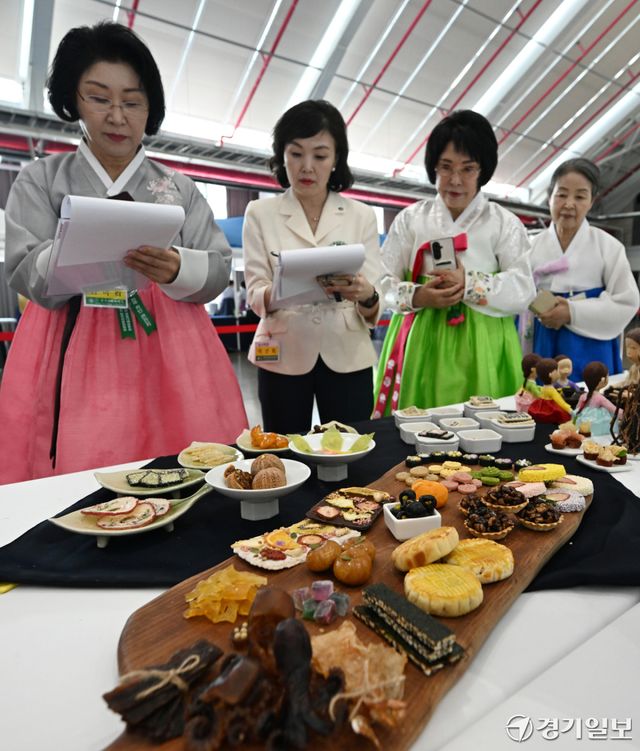 7일 인천 중구 상상플랫폼에서 열린 제37회 전국차인큰잔치 차음식경연대회에서 최소연 한국차문화협회 규방다례보존회 이사장, 최미리 가천대 수석부총장 등 심사위원들이 출품작을 심사하고 있다.조병석기자