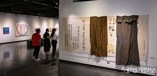27일 오전 파주 오두산통일전망대 기획전시실에서 열린 정전 73주년 기념 특별전 '지구촌 작가와 함께하는 기원 73 프로젝트' 전시를 찾은 시민들이 작품을 감상하고 있다.