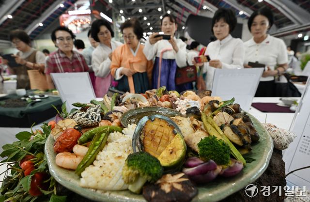 27일 인천 중구 상상플랫폼에서 열린 제37회 전국차인큰잔치 차음식경연대회에서 시민들이 출품작을 살펴보고 있다.조병석기자
