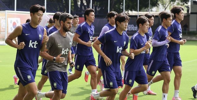 다시 뛰는 한국 선수들, 연합뉴스