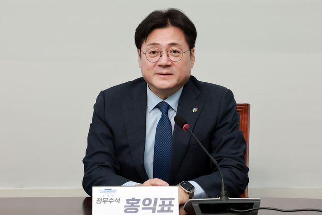 홍익표 청와대 정무수석이 22일 조국혁신당 김준형 원내대표 취임 축하 인사차 국회를 방문해 인사말하고 있다. 연합뉴스