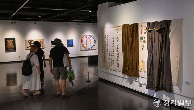 27일 오전 파주 오두산통일전망대 기획전시실에서 열린 정전 73주년 기념 특별전 '지구촌 작가와 함께하는 기원 73 프로젝트' 전시를 찾은 시민들이 작품을 감상하고 있다. 예술가가 참여한 이번 전시는 회화,설치,조각 등 다양한 작품이 전시돼 세계 예술가의 시선으로 바라본 이산가족과 납북자가족의 슬픔과 문제를 엿볼 수 있다. 윤원규기자