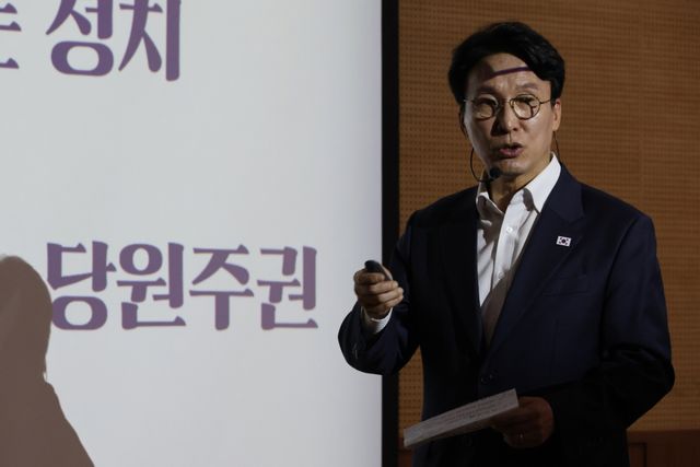 김민석 국무총리가 26일 광주광역시 김대중컨벤션센터에서 김대중정치학교 주최로 열린 '청년리더십학교 워크숍'에서 '청년 정치인을 위한 DJ 정치론'을 주제로 특강하던 중 당원주권에 대해 발언하고 있다. 연합뉴스