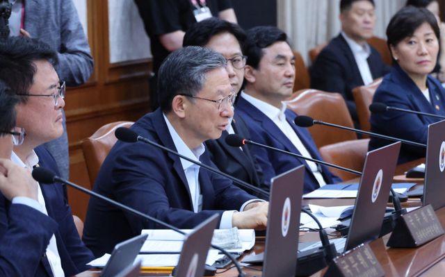 정성호 법무부 장관이 16일 서울 종로구 정부서울청사에서 열린 국무회의 겸 비상경제본부회의에 참석, 잠실 개표소 봉쇄와 관련한 김민석 국무총리의 질문에 답하고 있다. 연합뉴스