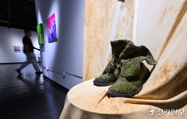 27일 오전 파주 오두산통일전망대 기획전시실에서 열린 정전 73주년 기념 특별전 '지구촌 작가와 함께하는 기원 73 프로젝트' 전시를 찾은 시민들이 작품을 감상하고 있다.