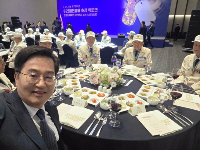 김동연 경기도지사가 지난 25일 수원컨벤션센터에서 열린 6·25전쟁 제76주년 기념식 이후 진행된 참전유공자 위로연 당시 참전용사들과 함께 사진을 촬영하고 있다. 김동연 지사 SNS
