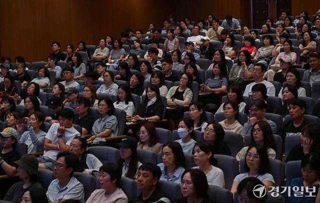 27일 오후 용인시청 에이스홀에서 고3 수험생들과 학부모들이 '2027학년도 대입 성공 전략'을 주제로 강연을 듣고 있다. 윤원규기자