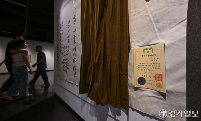 27일 오전 파주 오두산통일전망대 기획전시실에서 열린 정전 73주년 기념 특별전 '지구촌 작가와 함께하는 기원 73 프로젝트' 전시를 찾은 시민들이 작품을 감상하고 있다.