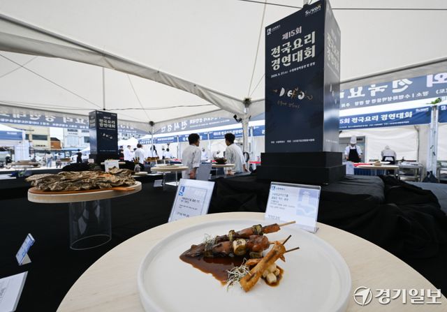 27일 오후 수원화성박물관 앞 광장에서 열린 ‘제15회 전국요리 경연대회’를 찾은 시민들이 다양한 방법으로 조리 후 전시된 요리를 살펴보고 있다.