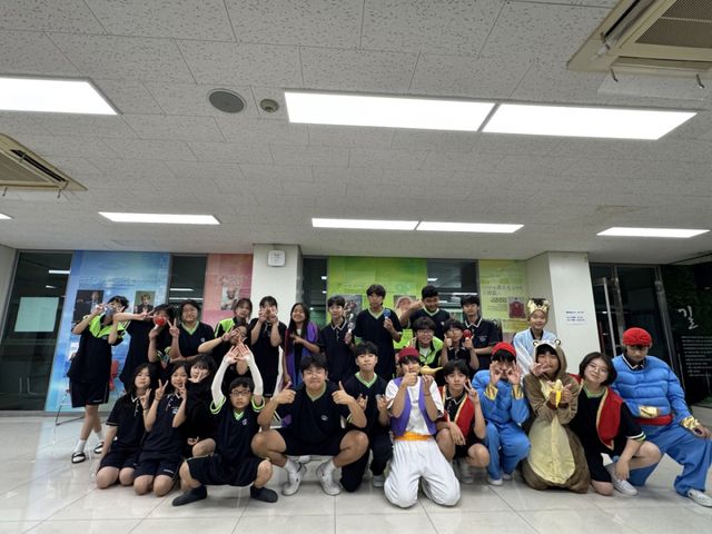 시흥시 연성청소년문화의집과 연성중학교가 자유학기제 연계 프로그램으로 독서연극을 진행한 뒤 함께 촬영한 사진. 시흥시 제공