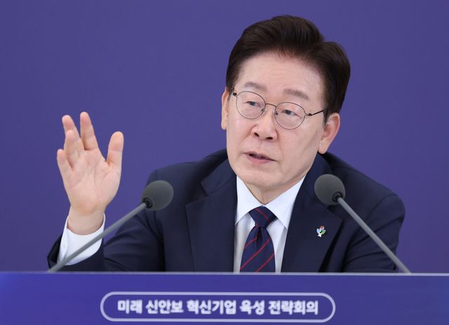 이재명 대통령이 26일 청와대에서 열린 '미래신안보 혁신기업 육성전략' 회의에서 발언하고 있다. 연합뉴스