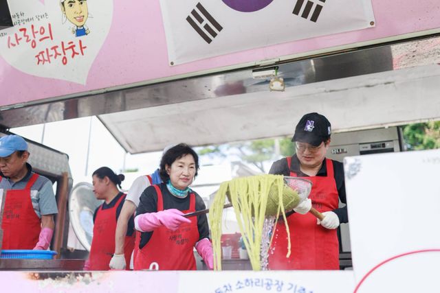 27일 김동연 경기도지사가 도담소에서 짜장면 봉사를 하고 있는 모습. 김동연 페이스북 갈무리