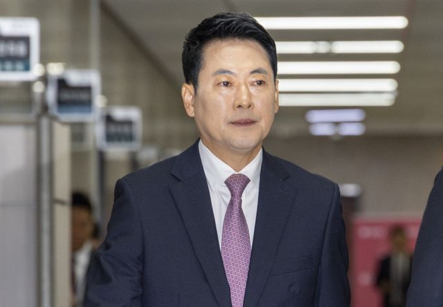 국민의힘 장동혁 대표가 지난 25일 국회에서 열린 최고위원회의에 입장하고 있다. 연합뉴스