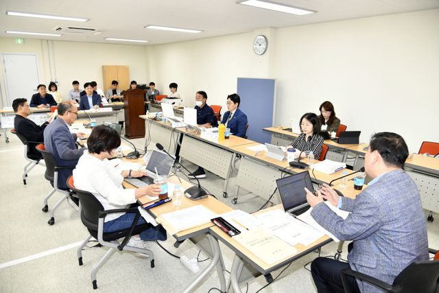 이기형 김포시장직 인수위원회가 김포시로부터 김병수 김포시장의 서울 5호선의 김포검단 연장사업의 5천500억원 추가 부담에 대한 경위를 보고를 받고 있다. 인수위원회 제공