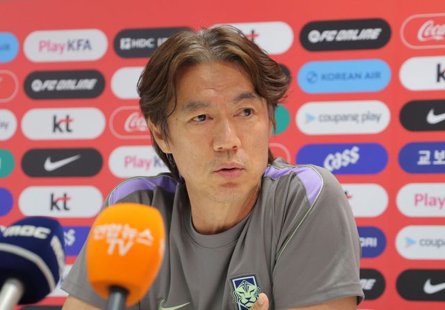 홍명보 한국 축구대표팀 감독이 사퇴를 결정했다.연합뉴스