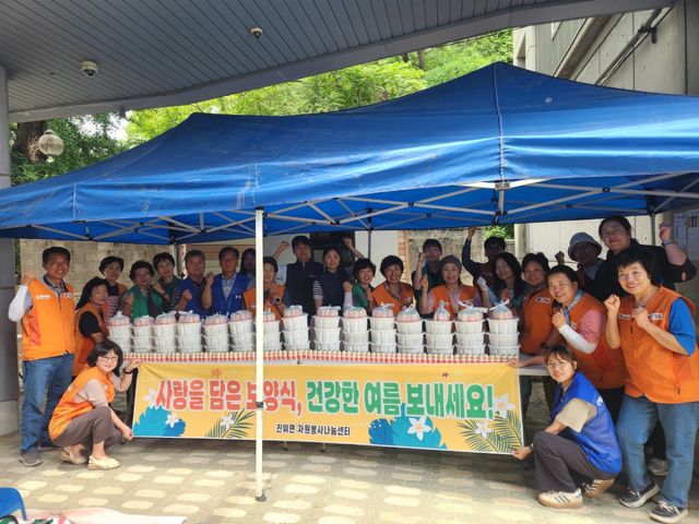 최근 진위면 자원봉사나눔센터가 진위면 행정복지센터에서 열린 취약계층 사랑의 삼계탕 나눔 행사에서 참석자들이 기념촬영을 하고 있다. 평택시 제공