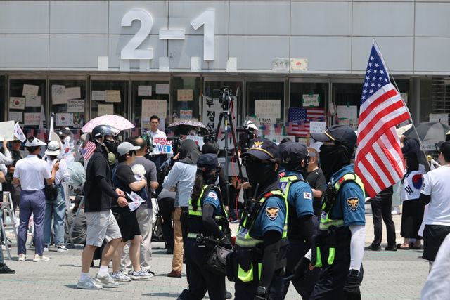 6·3지방선거 투표용지 부족 사태로 촉발된 잠실 개표소 봉쇄 시위 현장. 연합뉴스
