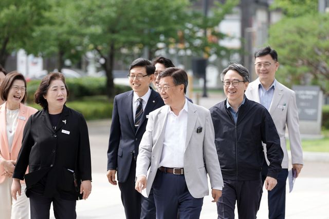 신상진 성남시장(가운데)이 민선 9기 취임식이 열리는 7월1일 간소하게 치르고, 곧바로 3일간 민생 현장을 점검하는 자리를 가진다. 성남시 제공