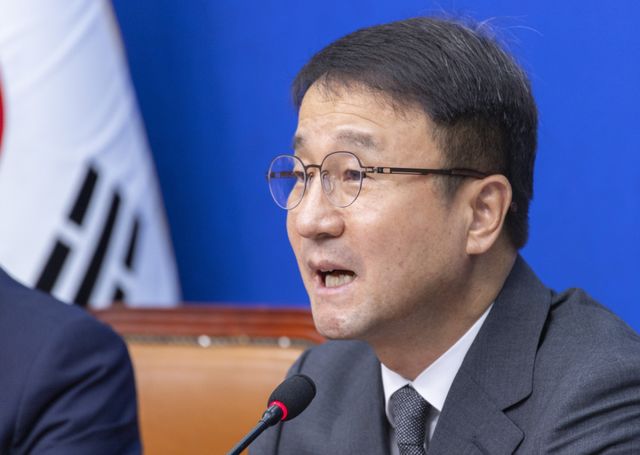 더불어민주당 한병도 당 대표 권한대행 및 원내대표가 29일 국회에서 열린 최고위원회의에서 이번주 초 22대 하반기 국회 원구성을 강력히 요구하는 발언을 하고 있다. 연합뉴스