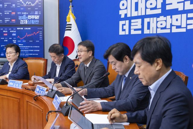 더불어민주당 한병도 당 대표 권한대행 및 원내대표가 29일 국회에서 열린 최고위원회의에서 이번 주초 22대 하반기 국회 원구성을 강력히 요구하는 발언을 하고 있다. 연합뉴스