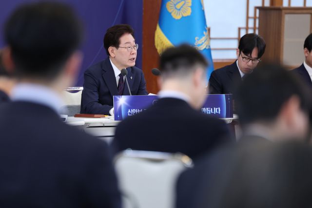이재명 대통령이 26일 청와대에서 열린 '미래신안보 혁신기업 육성전략' 회의에서 발언하고 있다. 연합뉴스