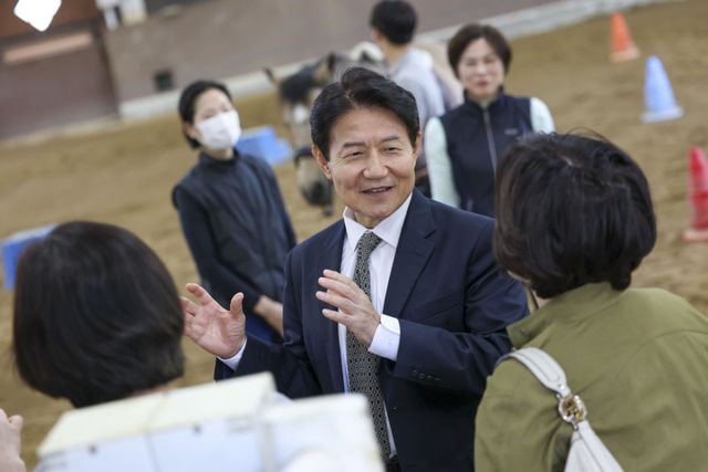 우희종 회장이 힐링승마 현장에 방문해 관계자들과 대화를 나누고 있다. 한국마사회 제공