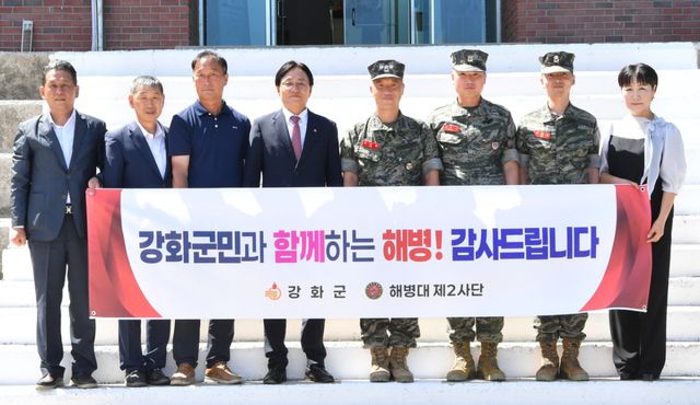 해병대를 방문해 장병들의 농촌일손돕기에 감사의 뜻을 전한 박용철 강화군수(왼쪽에서 네번째)와 강화 쌀작목연합회 및 농정 관계자들. 강화군 제공