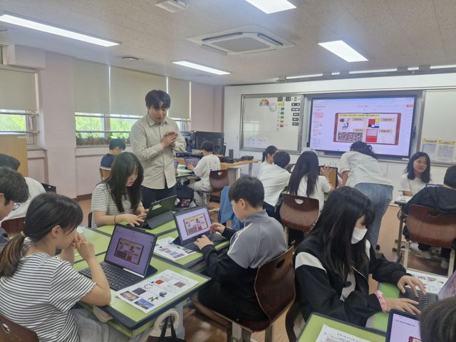 김포교육지원청이 학교 현장의 예술교육 활성화를 지원하기 위해 마련한 연수 프로그램에서 추상 미술의 특징 및 감상을 주제로 한 수업이 진행되고 있다. 김포교육지원청 제공