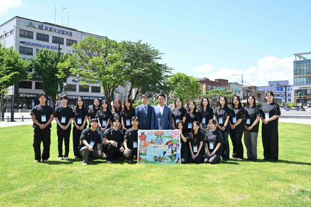 포천시가 26일 시청 시정회의실에서 ‘2026년 포천시 경기청년 사다리 프로그램’ 발대식을 열고 백영현 포천시장과 참가 청년들이 기념촬영을 하고 있다. 포천시 제공