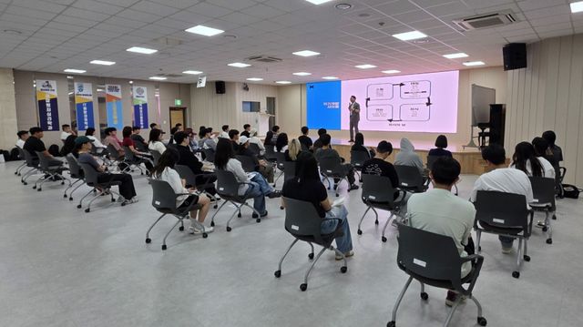 동양대학교 재학생들이 진로·인성 리더십 캠프에서 자기주도 학습과 팀 활동 프로그램에 참여하고 있다. 동양대 제공