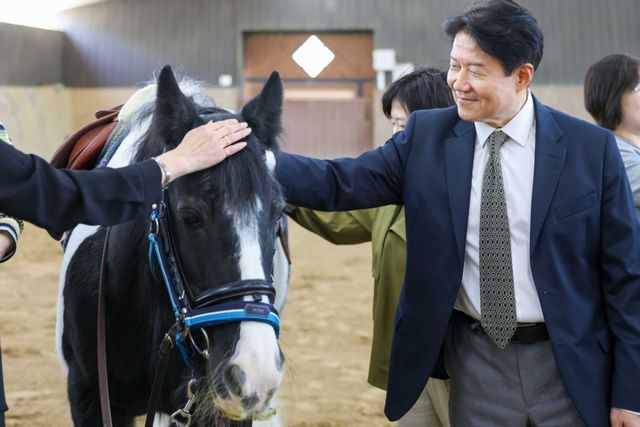 우희종 회장이 재활승마 현장을 찾아 말과 교감하고 있다. 한국마사회 제공