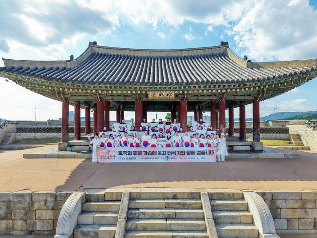 수원문화원과 경기수원시니어모델협회가 진행한 ‘수원화성 알리기 로드쇼’에서 참여자들이 기념촬영을 하고 있다. 경기수원시니어모델협회 제공