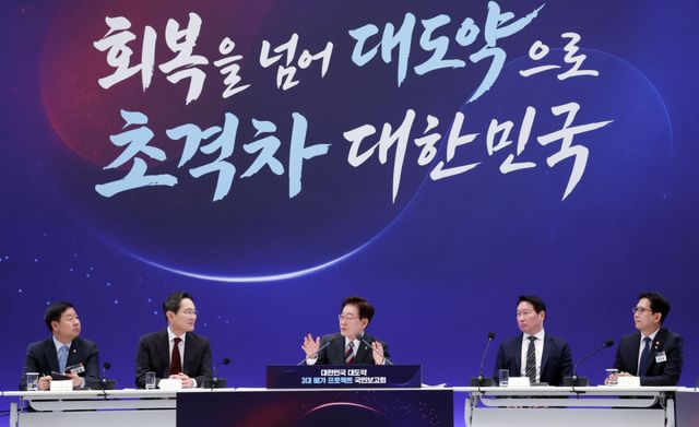 이재명 대통령이 29일 청와대에서 열린 3대 메가프로젝트 국민보고회에서 발언하고 있다. 연합뉴스