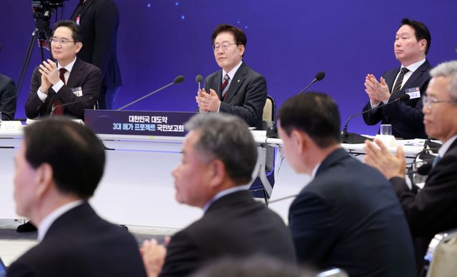 이재명 대통령과 이재용 삼성전자 회장, 최태원 SK그룹 회장이 29일 청와대에서 열린 3대 메가프로젝트 국민보고회에서 정책 발표 후 박수를 치고 있다. 연합뉴스