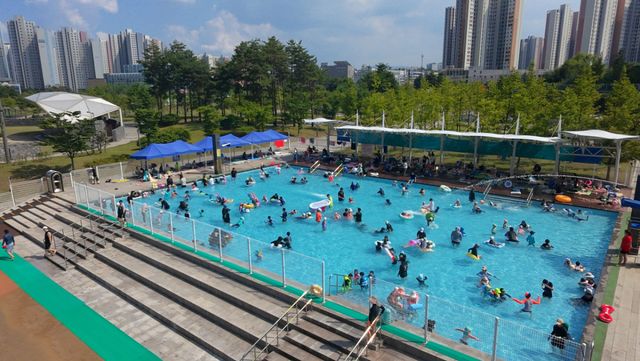 지난 28일 하남시 망월동에 위치한 미사호수공원의 물놀이장에서 어린아이들이 폭염을 피해 물놀이를 하고 있다. 하남시 제공