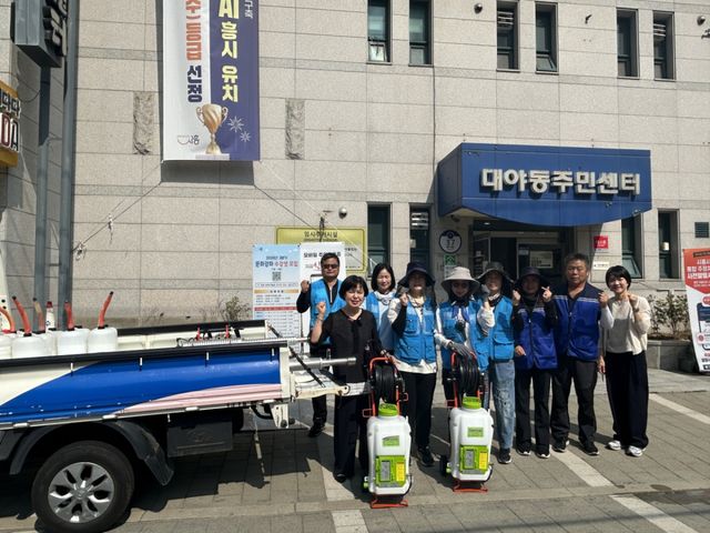 대야동 마을방역단이 지난 29일 여름철 대비 마을 방역활동에 나서고 있다. 시흥시 제공