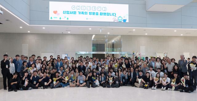 경기주택도시공사(GH)가 수원 광교 본사 사옥에서 신입직원과 그 가족들이 함께하는 ‘GH 패밀리데이 : 신입직원 가족초청편’을 성황리에 마무리했다. 사진은 행사에 참석한 직원 및 가족들의 모습. GH 제공