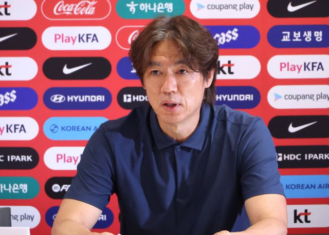 2026 북중미 월드컵에서 32강 진출에 실패한 한국축구국가대표팀의 홍명보 감독이 29일(한국시간) 멕시코 사포판 치바스 바예 베르데에서 기자회견을 하며 사퇴 의사를 밝히고 있다. 연합뉴스