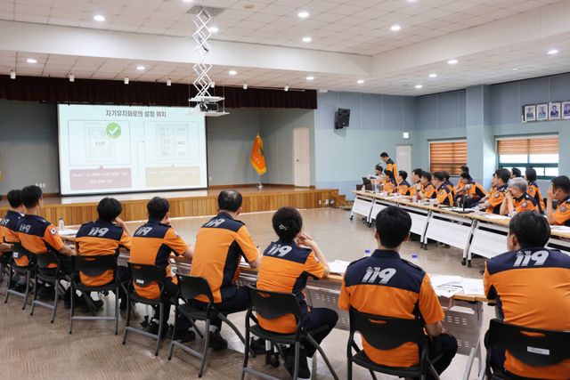 김포소방서 직원들이 화재안전시책 공유하며 화재안전조사, 안전사고 사례 발표를 하고 있다. 김포소방서 제공