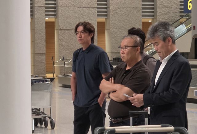 홍명보 한국 축구대표팀 감독이 30일 새벽 인천공항 제2여객터미널에 도착해 수하물을 기다리고 있다. 이병기기자
