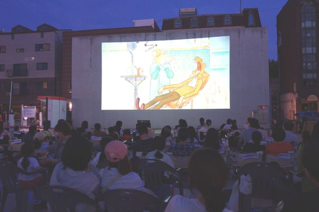 인천 부평구 굴포먹거리타운 중앙광장에서 주민들이 굴포애(愛)달밤 야외극장을 관람하고 있다. 부평구청 제공