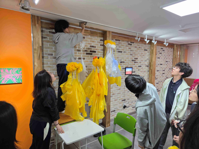 부명고는 최근 학교 내 부명갤러리에서 설치미술가 이연숙 작가 초대전 ‘살아나갈’과 연계한 학생 체험활동 프로그램을 성황리에 마쳤다고 3일 밝혔다. 부명고 제공